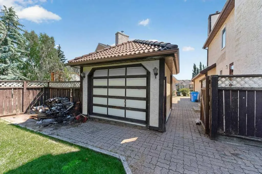 128 Santana Court NW Calgary AB T3K 3L9