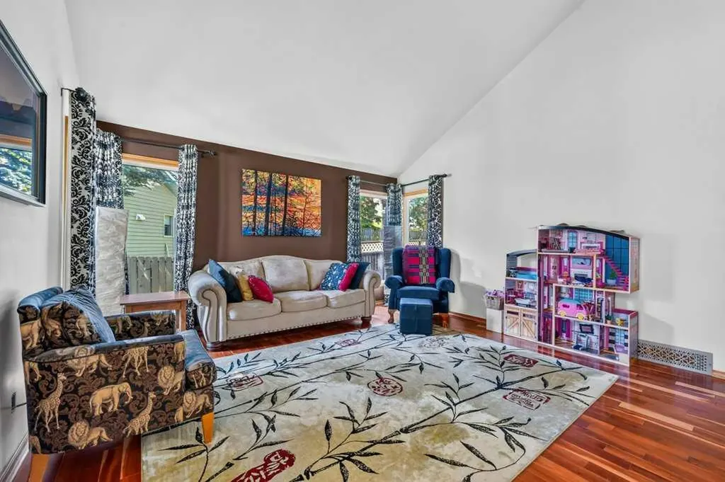 128 Santana Court NW Calgary AB T3K 3L9