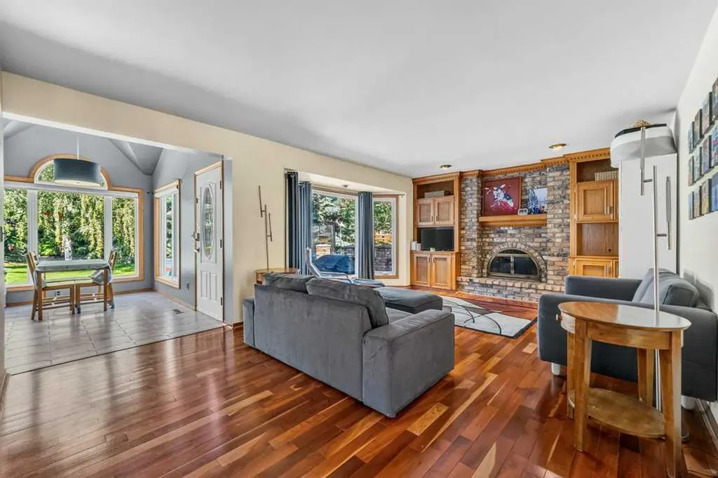 128 Santana Court NW Calgary AB T3K 3L9