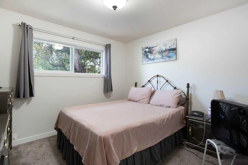 3222/3224 14 Street NW Calgary AB T2K1H8