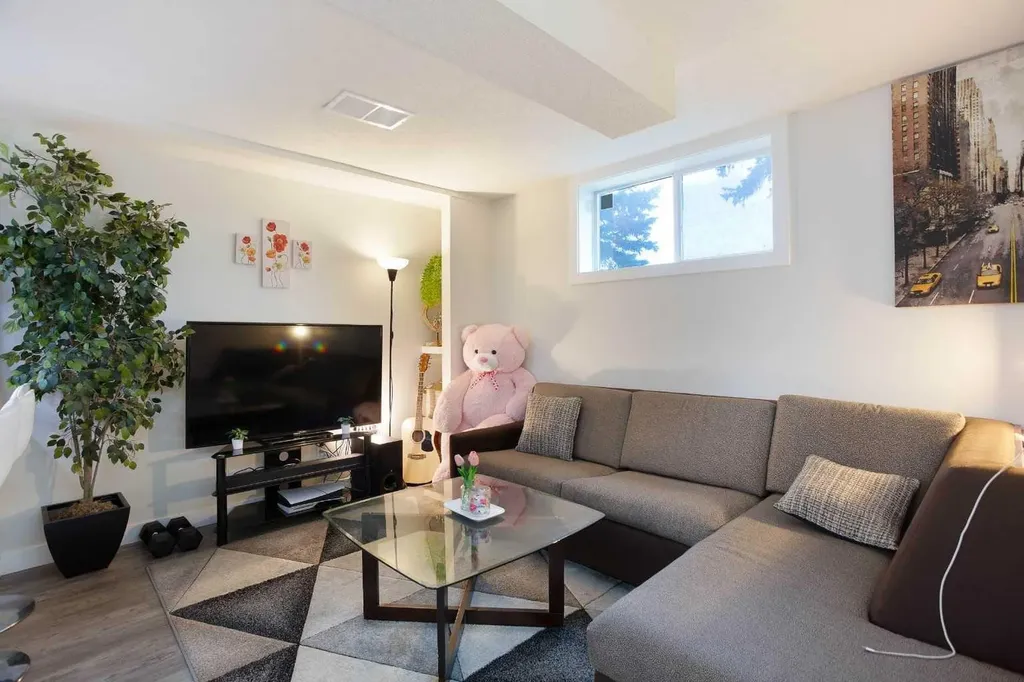 3222/3224 14 Street NW Calgary AB T2K1H8