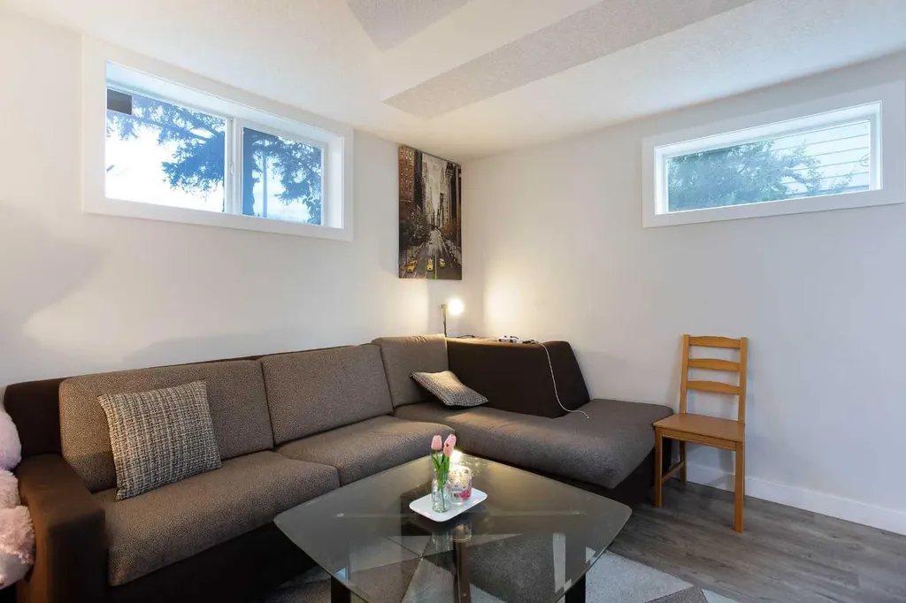 3222/3224 14 Street NW Calgary AB T2K1H8