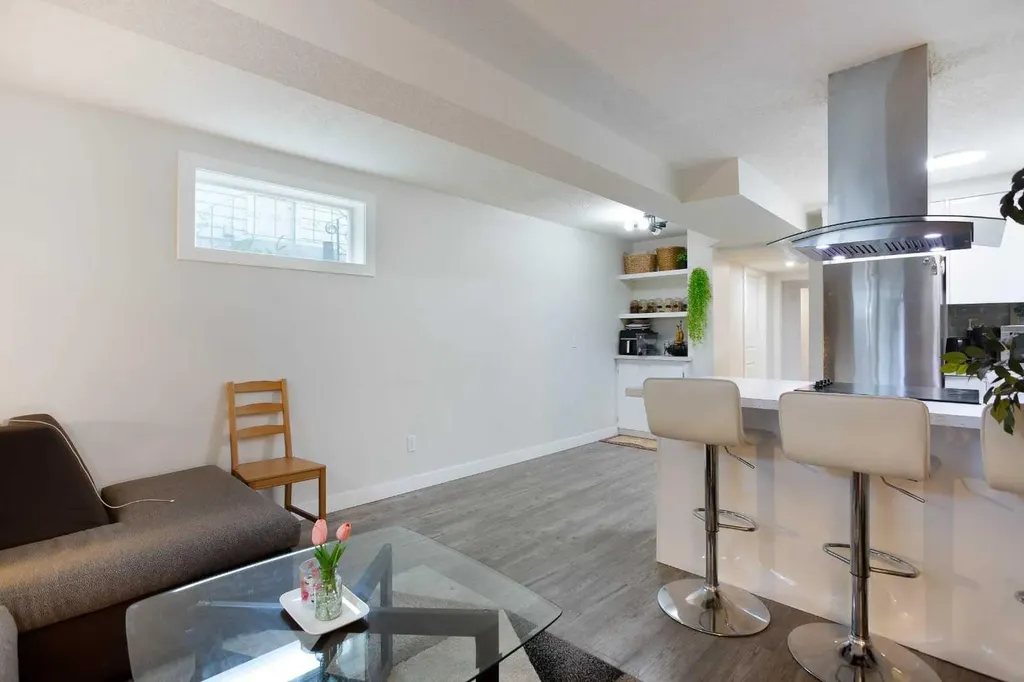 3222/3224 14 Street NW Calgary AB T2K1H8