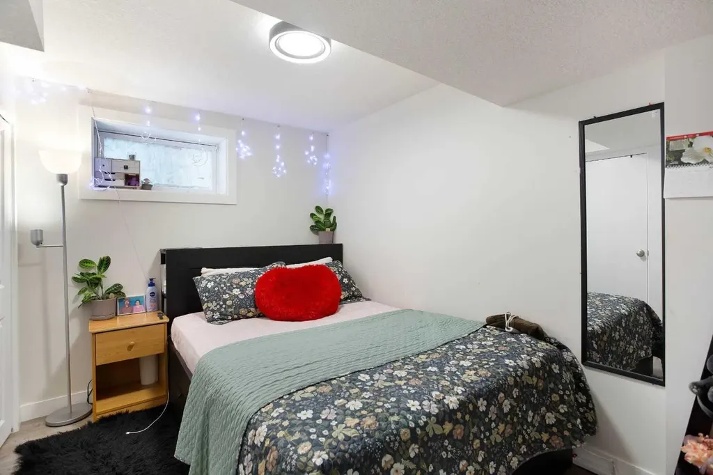 3222/3224 14 Street NW Calgary AB T2K1H8