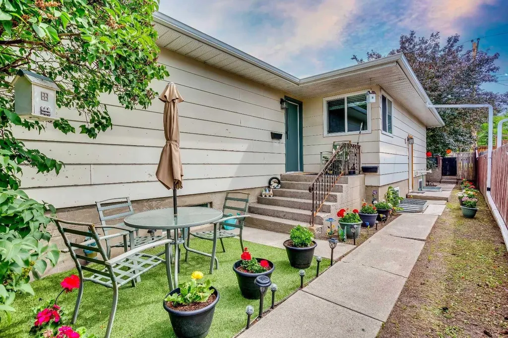 3222/3224 14 Street NW Calgary AB T2K1H8