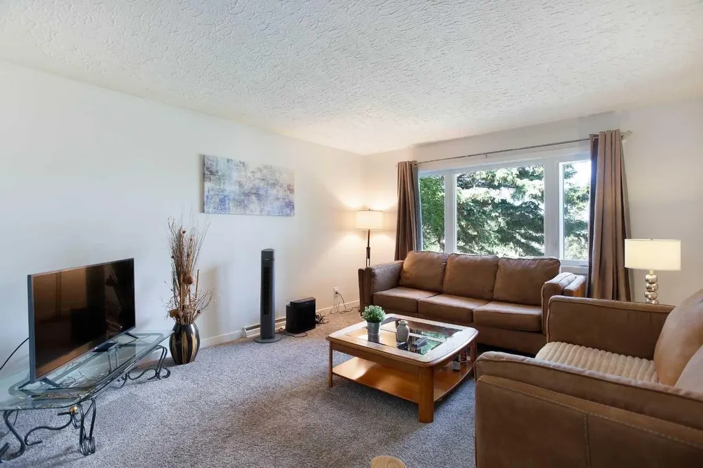 3222/3224 14 Street NW Calgary AB T2K1H8
