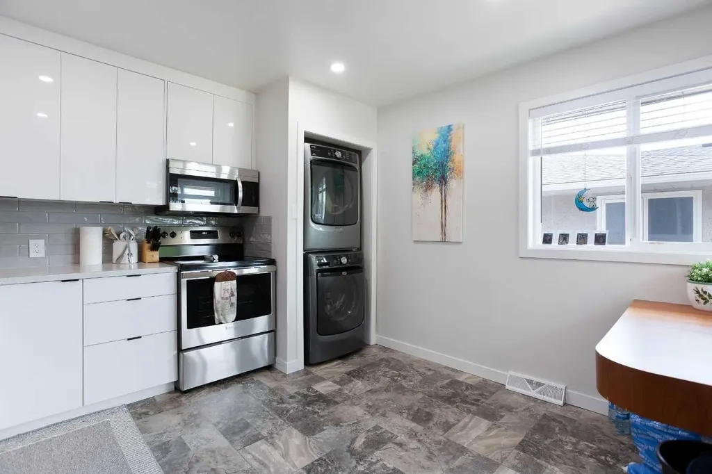 3222/3224 14 Street NW Calgary AB T2K1H8