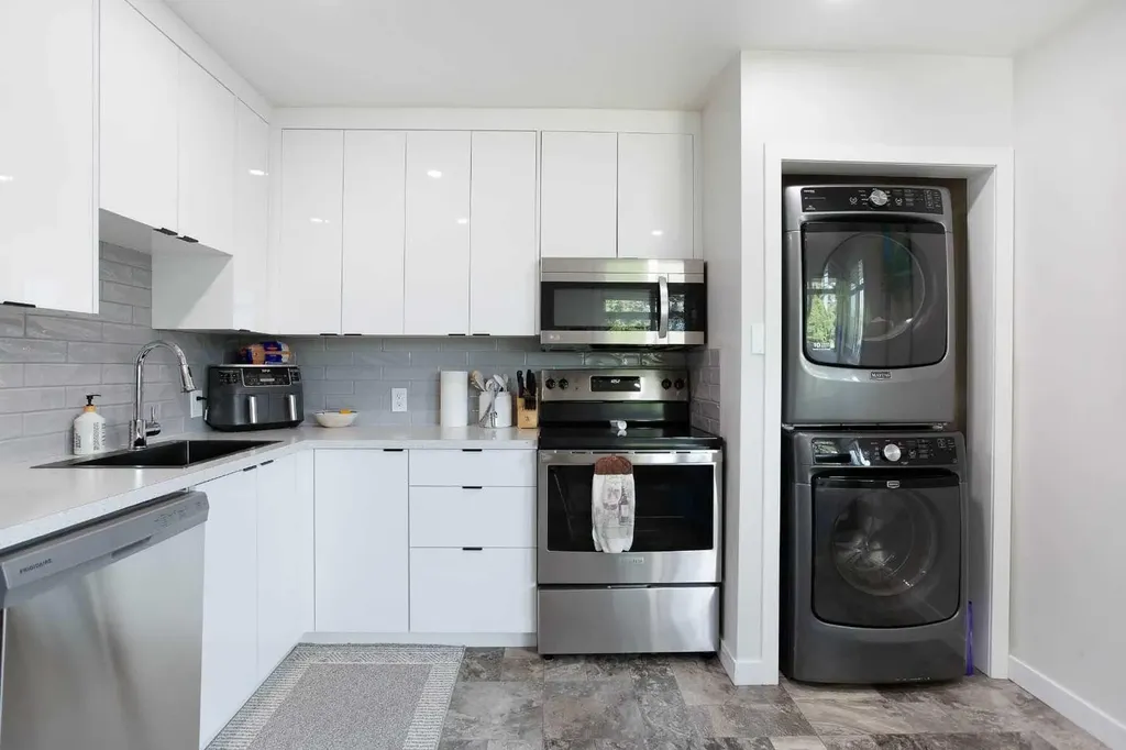 3222/3224 14 Street NW Calgary AB T2K1H8