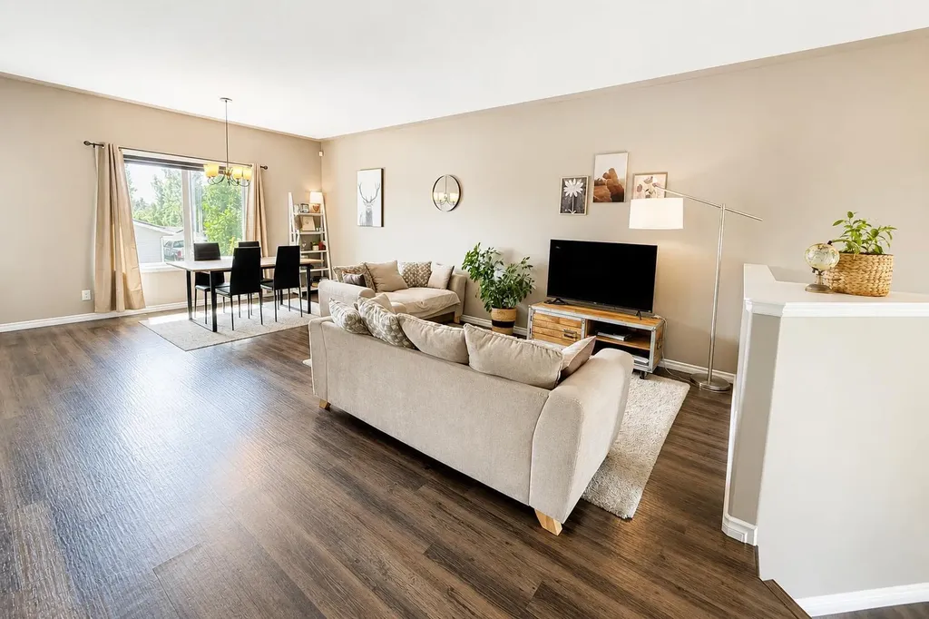 63 Hawkridge Boulevard Penhold AB T0M 1R0