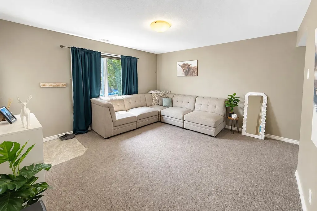 63 Hawkridge Boulevard Penhold AB T0M 1R0