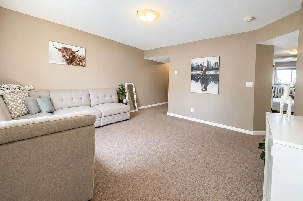 63 Hawkridge Boulevard Penhold AB T0M 1R0