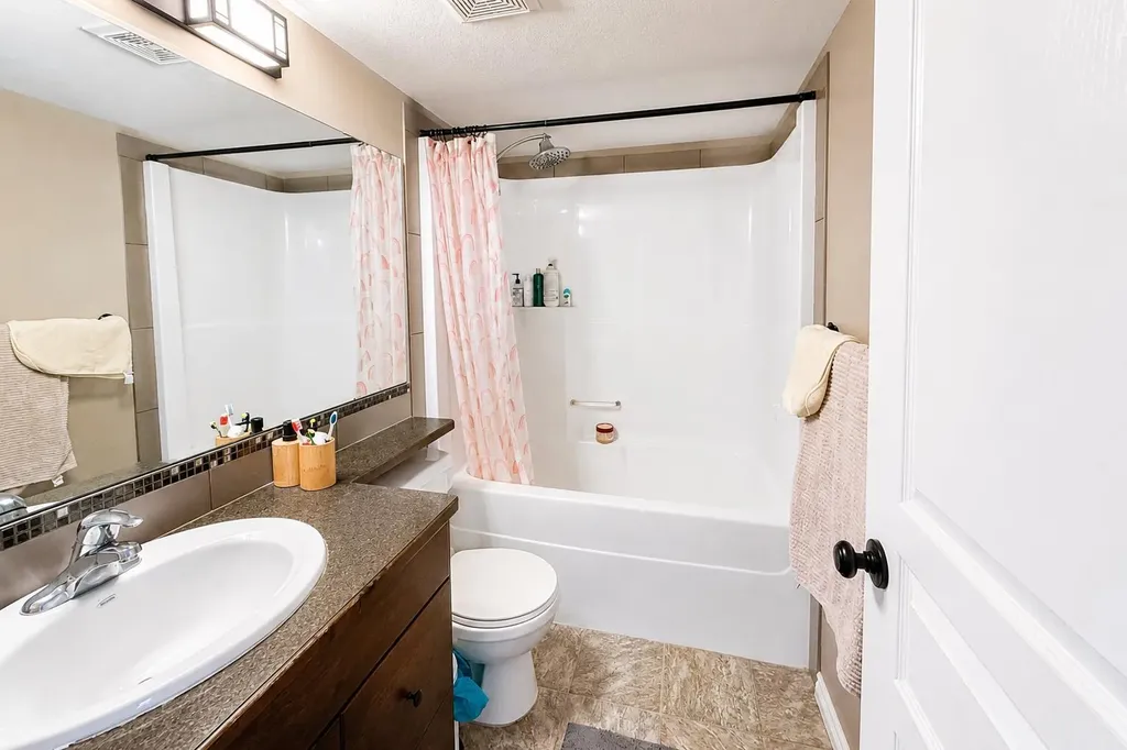 63 Hawkridge Boulevard Penhold AB T0M 1R0