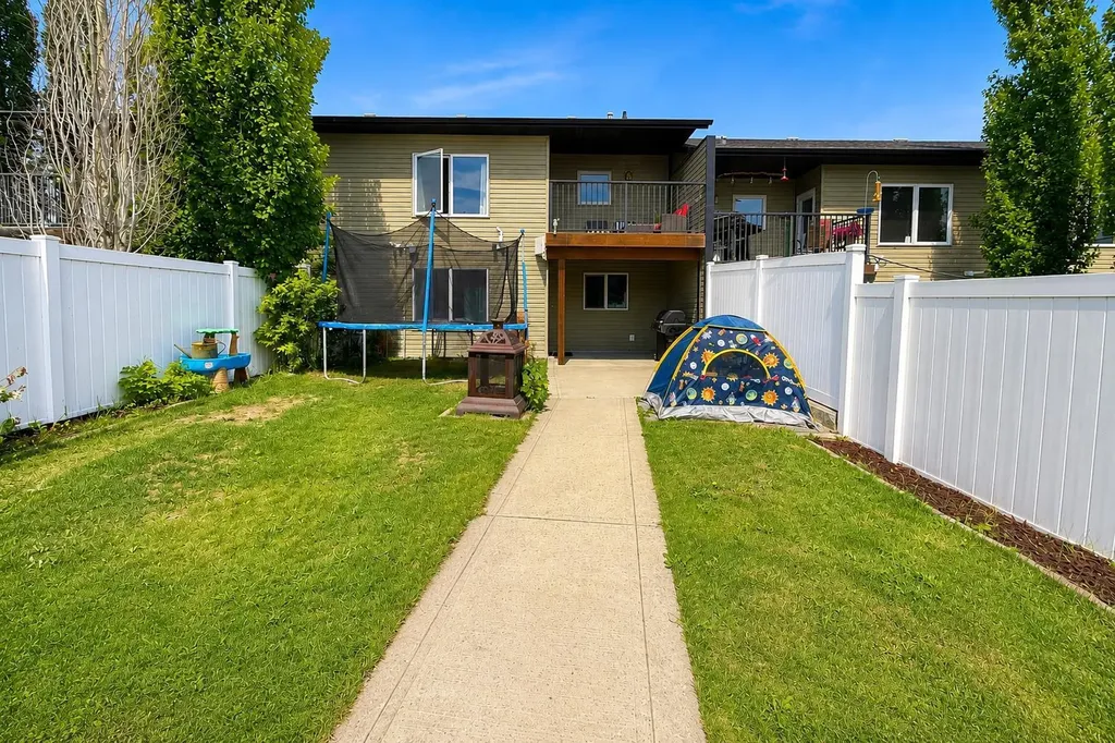 63 Hawkridge Boulevard Penhold AB T0M 1R0