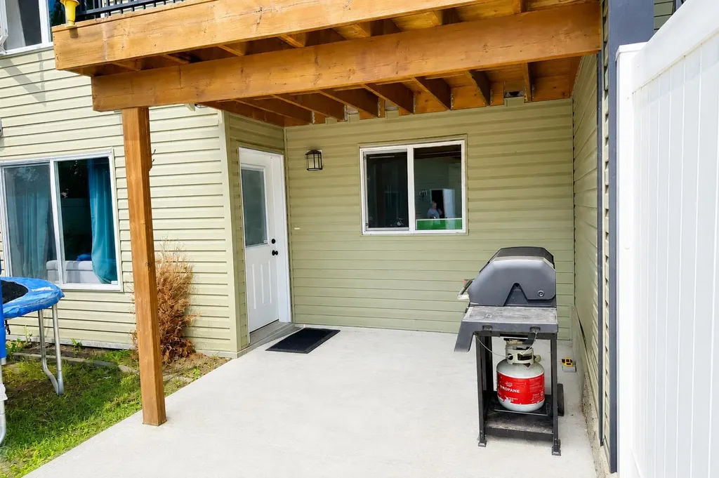 63 Hawkridge Boulevard Penhold AB T0M 1R0
