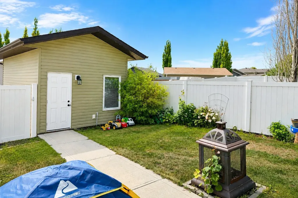 63 Hawkridge Boulevard Penhold AB T0M 1R0