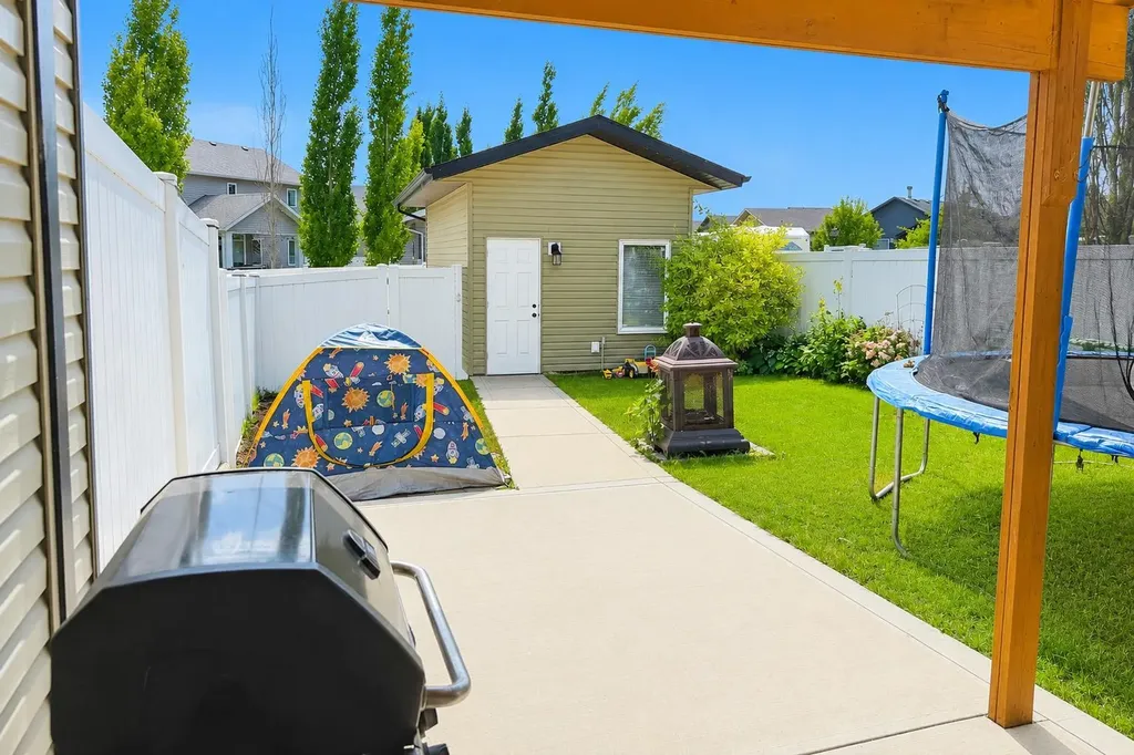 63 Hawkridge Boulevard Penhold AB T0M 1R0