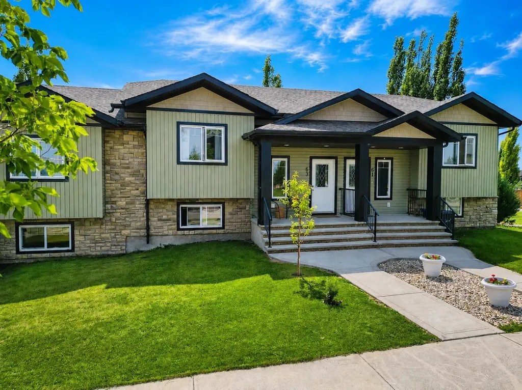63 Hawkridge Boulevard Penhold AB T0M 1R0