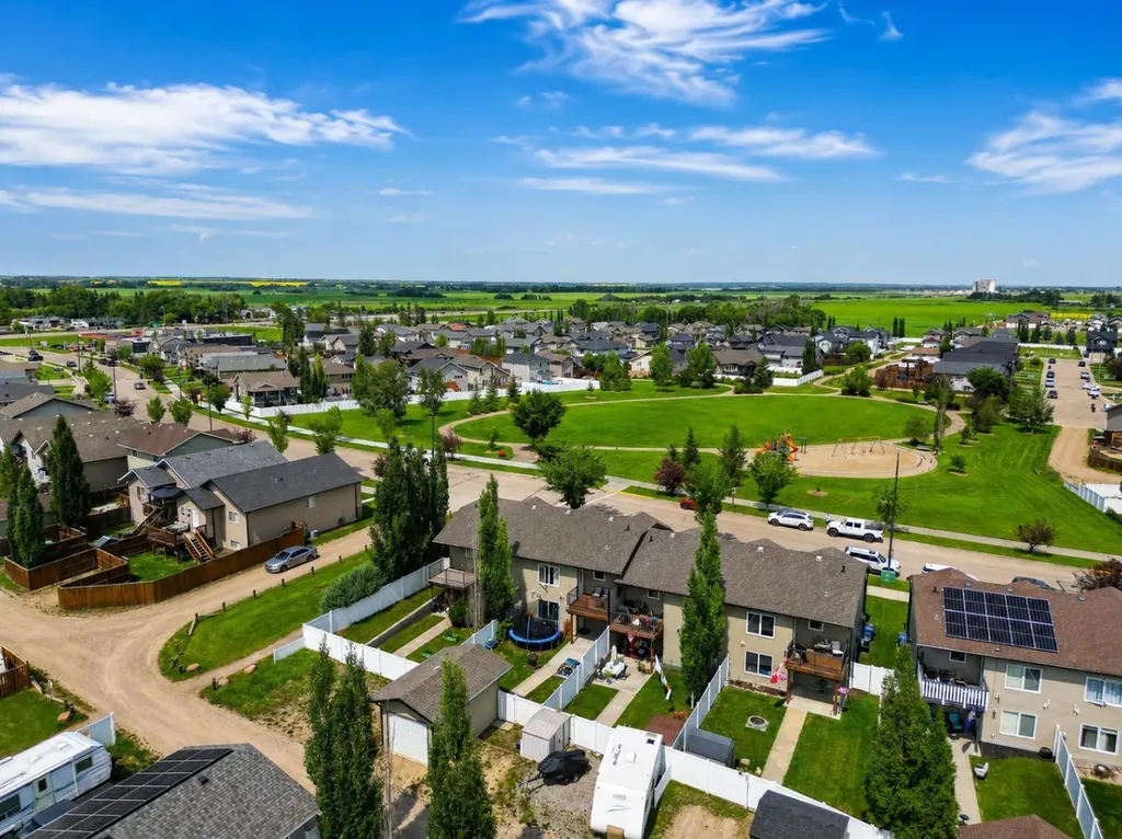 63 Hawkridge Boulevard Penhold AB T0M 1R0