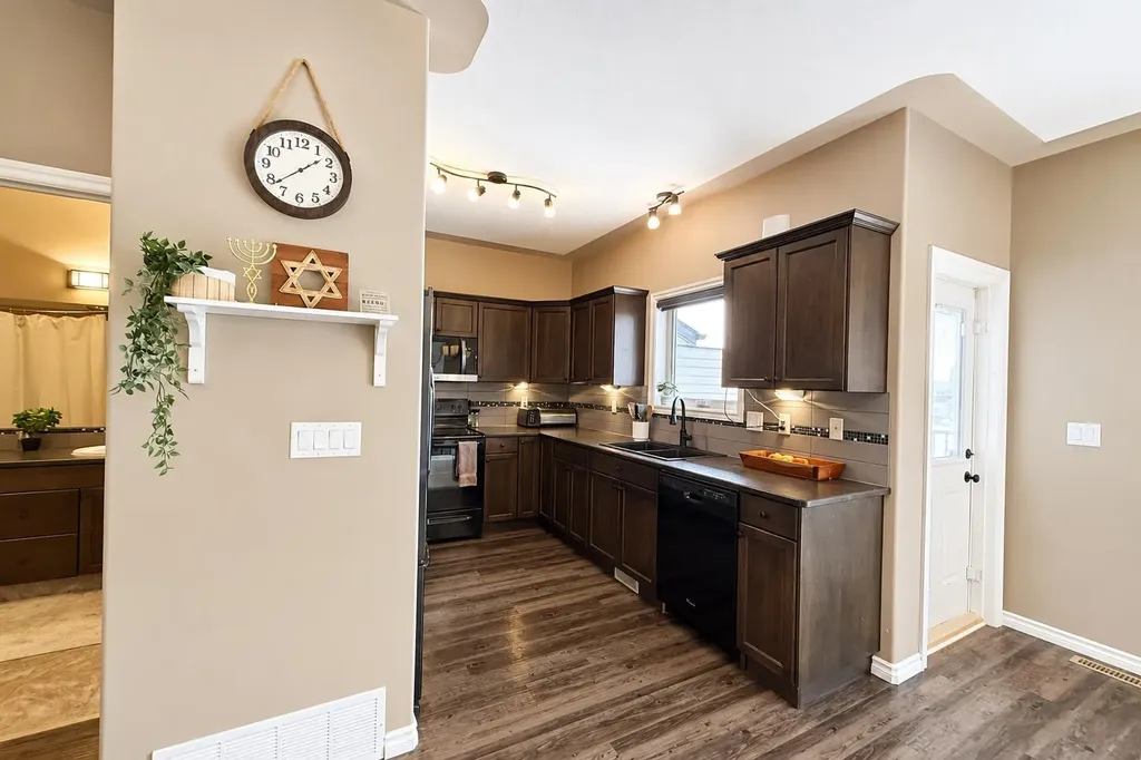 63 Hawkridge Boulevard Penhold AB T0M 1R0