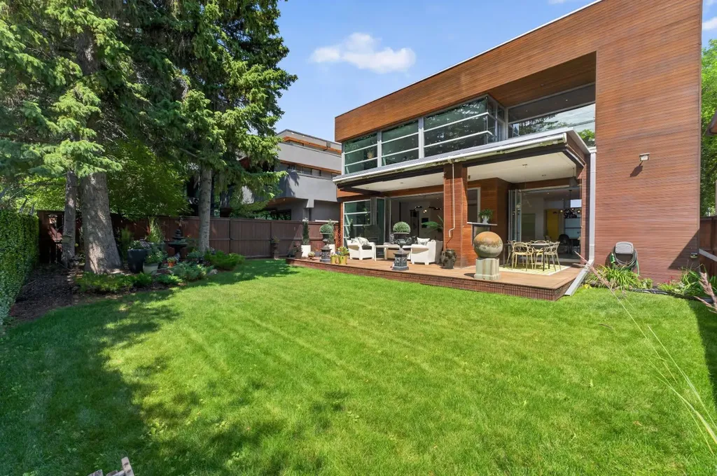 31 Windsor Crescent SW Calgary AB T2V1V5