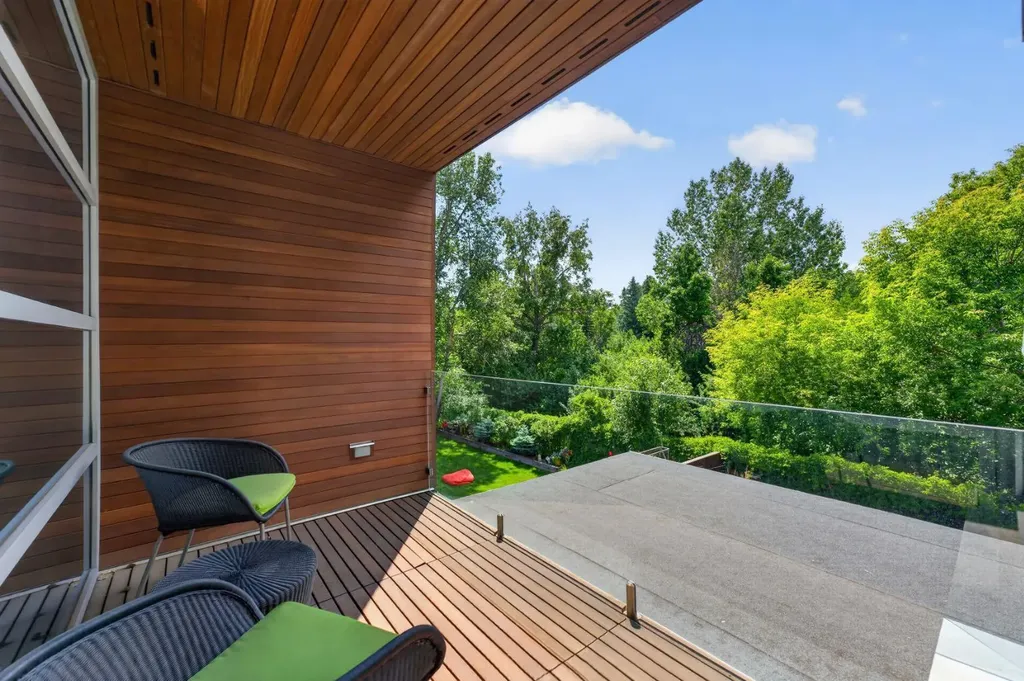 31 Windsor Crescent SW Calgary AB T2V1V5