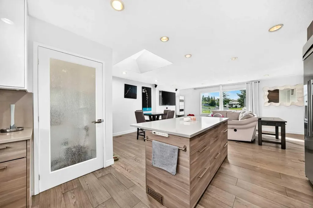 1376 Lake Sylvan Drive SE Calgary AB T2J3C8
