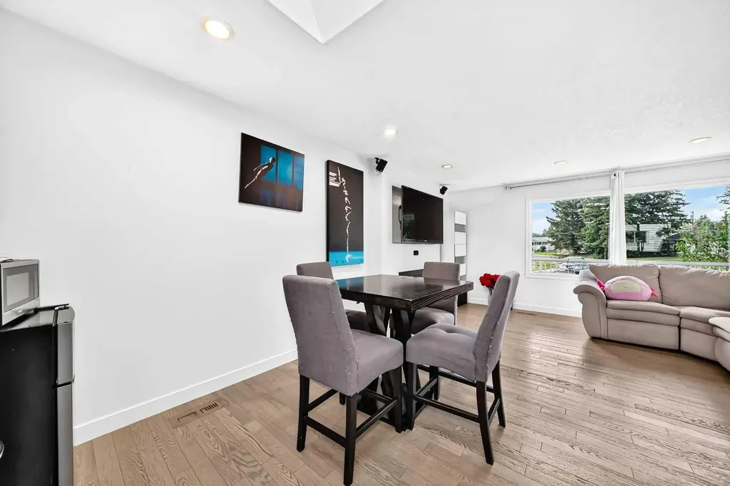 1376 Lake Sylvan Drive SE Calgary AB T2J3C8