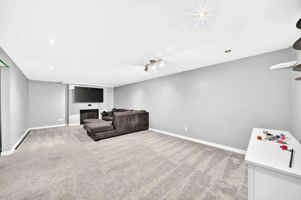 1376 Lake Sylvan Drive SE Calgary AB T2J3C8