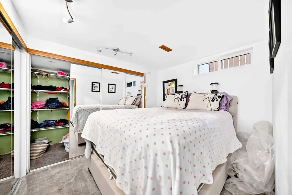 1376 Lake Sylvan Drive SE Calgary AB T2J3C8