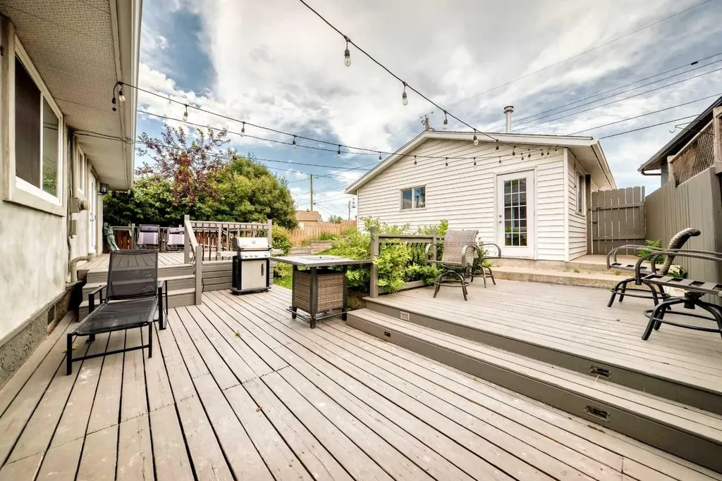 1376 Lake Sylvan Drive SE Calgary AB T2J3C8