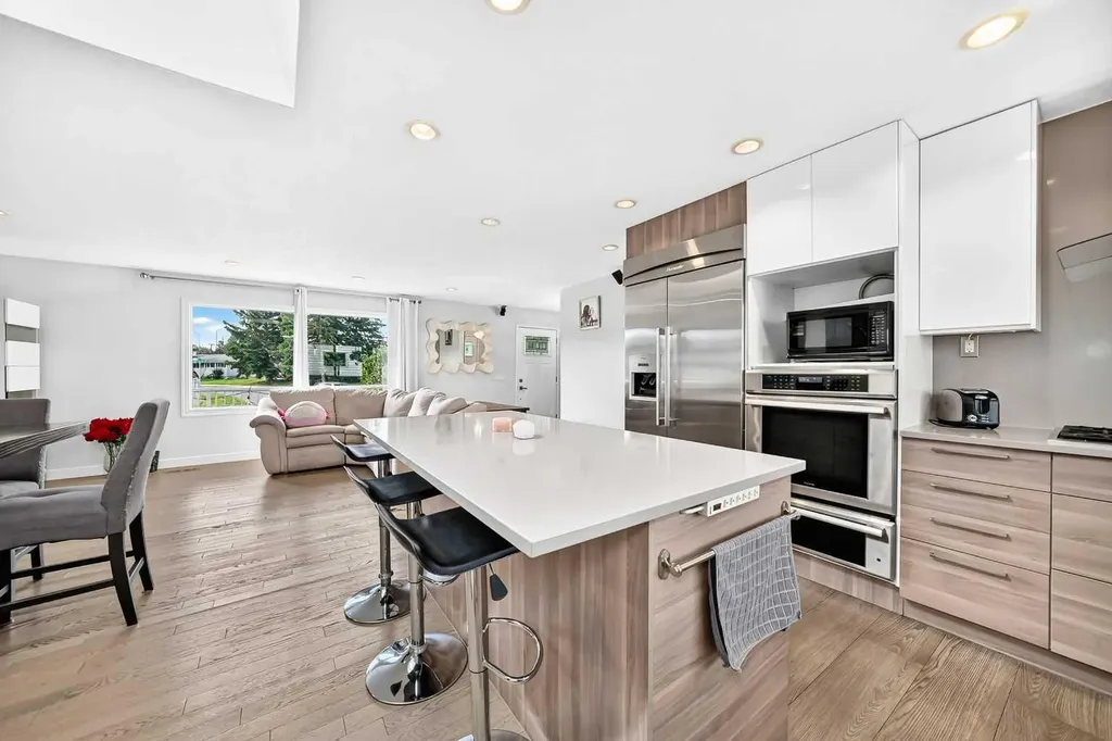 1376 Lake Sylvan Drive SE Calgary AB T2J3C8