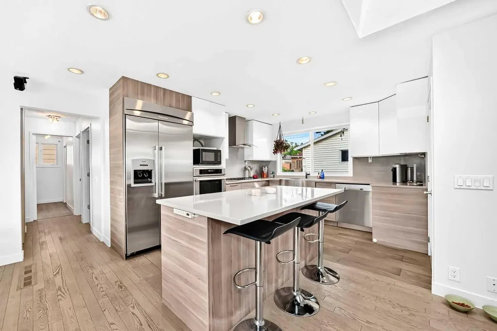 1376 Lake Sylvan Drive SE Calgary AB T2J3C8