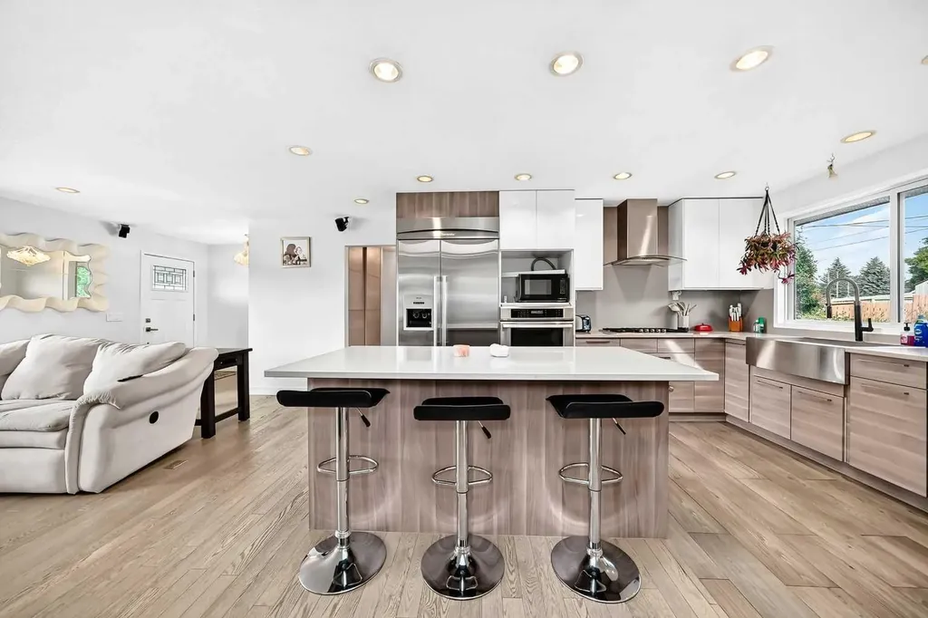 1376 Lake Sylvan Drive SE Calgary AB T2J3C8