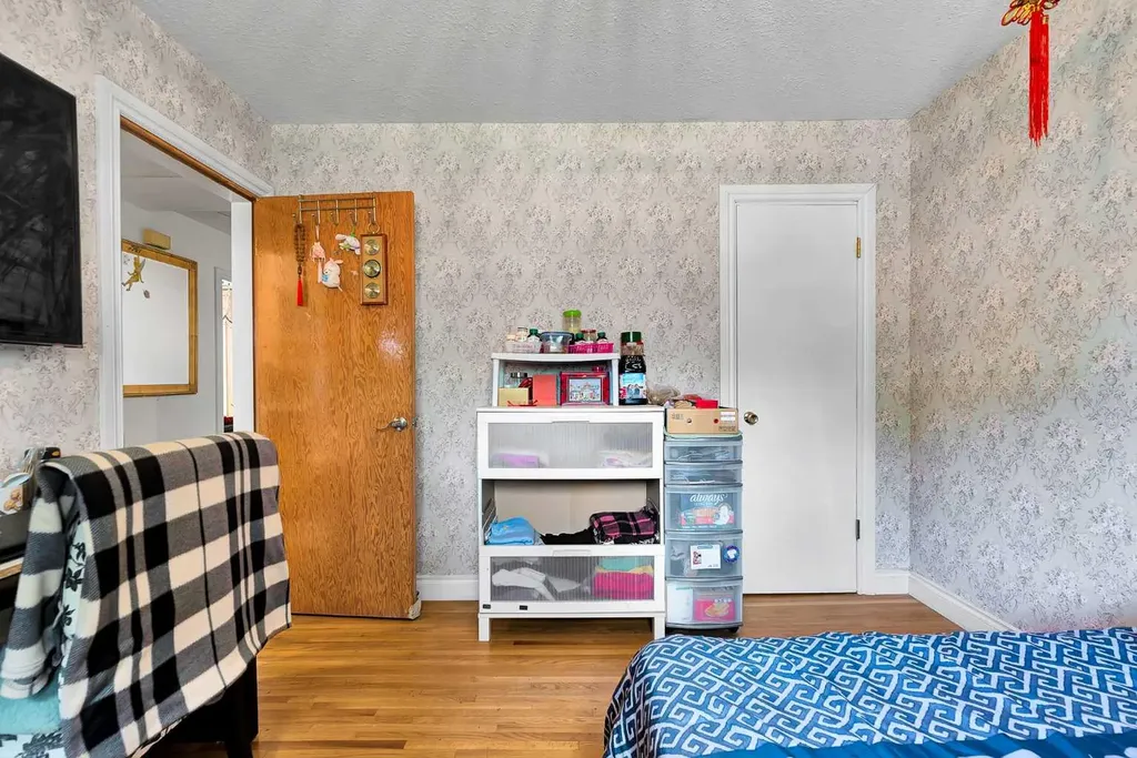 6 Tipton Place NW Calgary AB T2K 3L5
