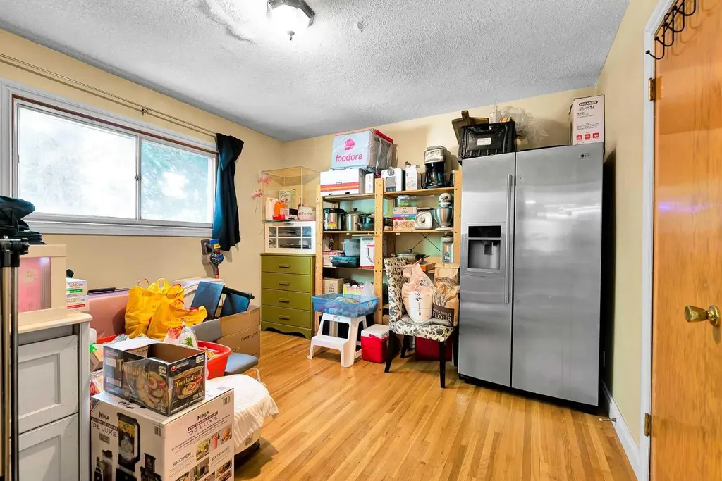 6 Tipton Place NW Calgary AB T2K 3L5