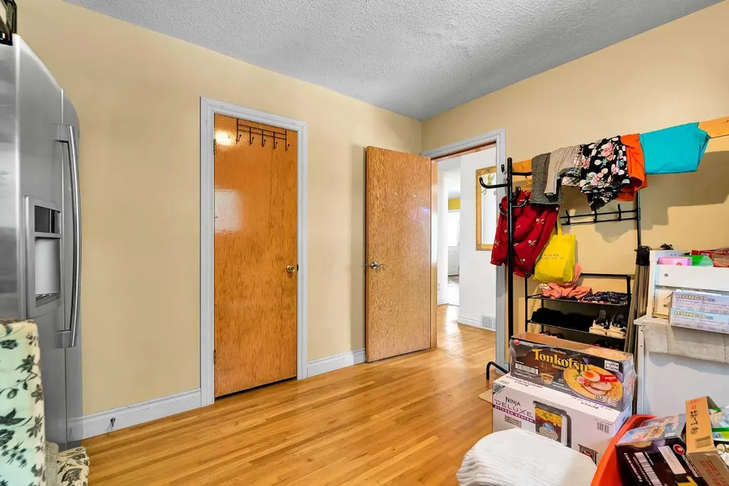 6 Tipton Place NW Calgary AB T2K 3L5