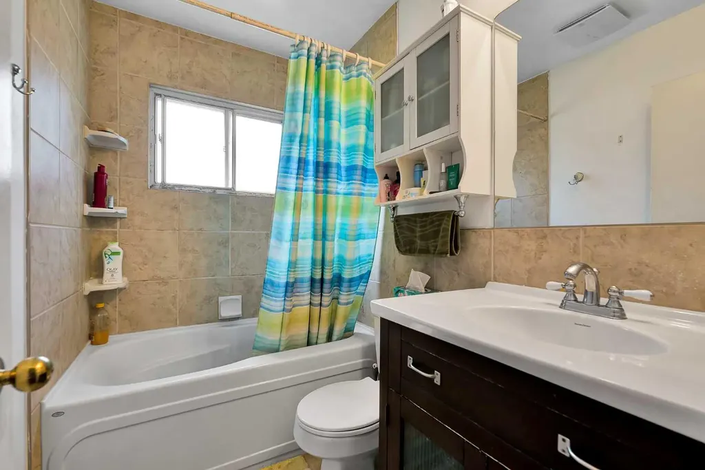 6 Tipton Place NW Calgary AB T2K 3L5