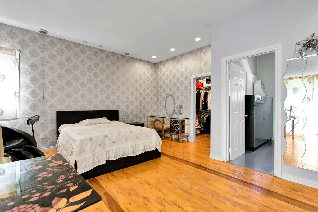 6 Tipton Place NW Calgary AB T2K 3L5
