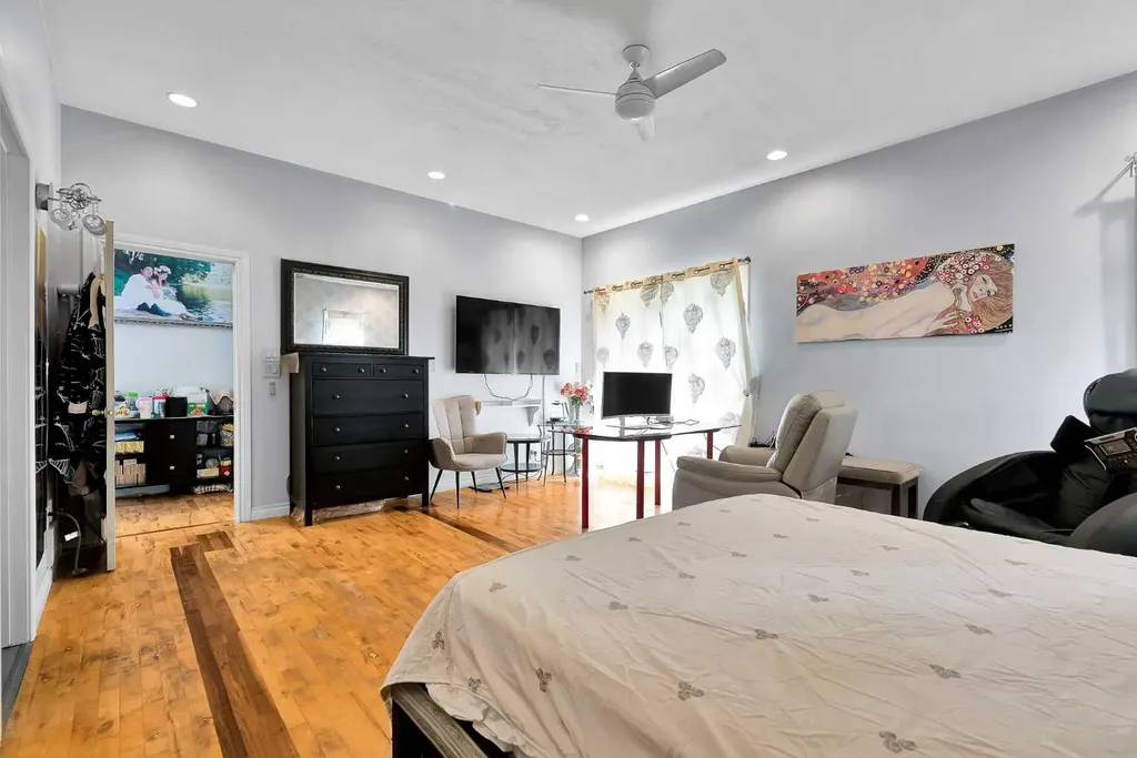 6 Tipton Place NW Calgary AB T2K 3L5
