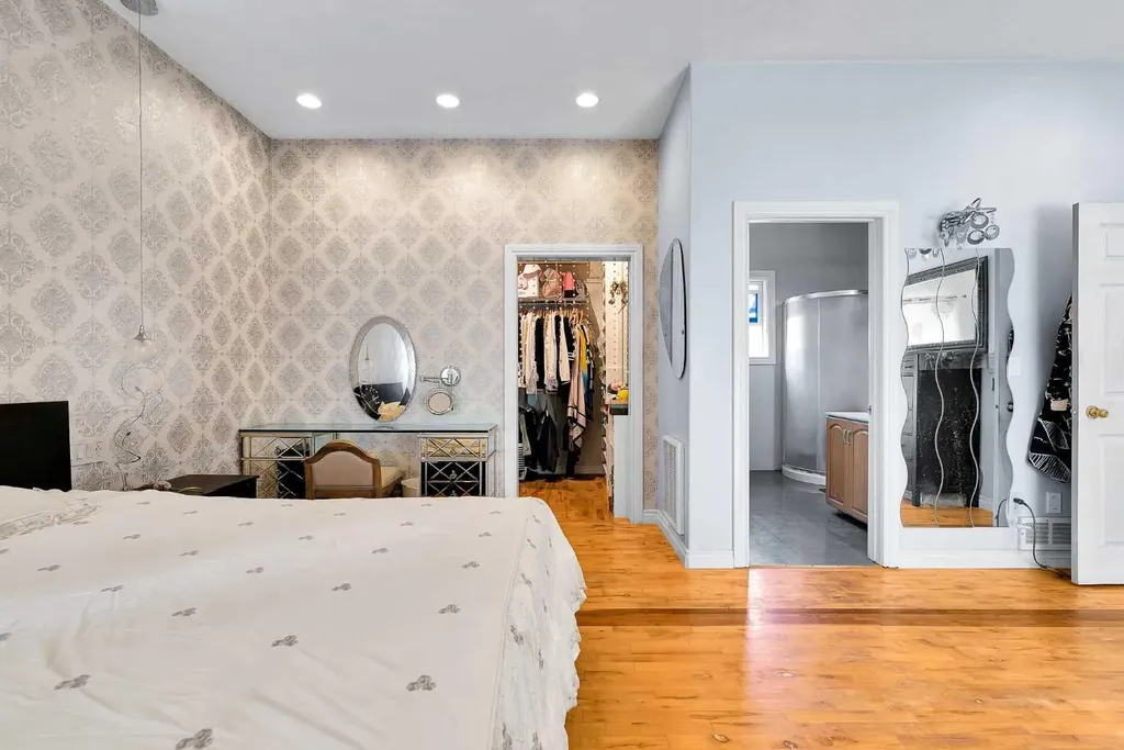 6 Tipton Place NW Calgary AB T2K 3L5