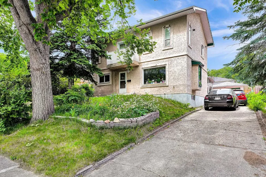 6 Tipton Place NW Calgary AB T2K 3L5