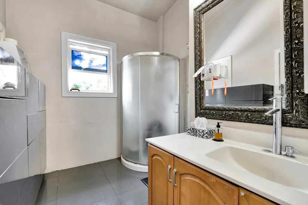6 Tipton Place NW Calgary AB T2K 3L5