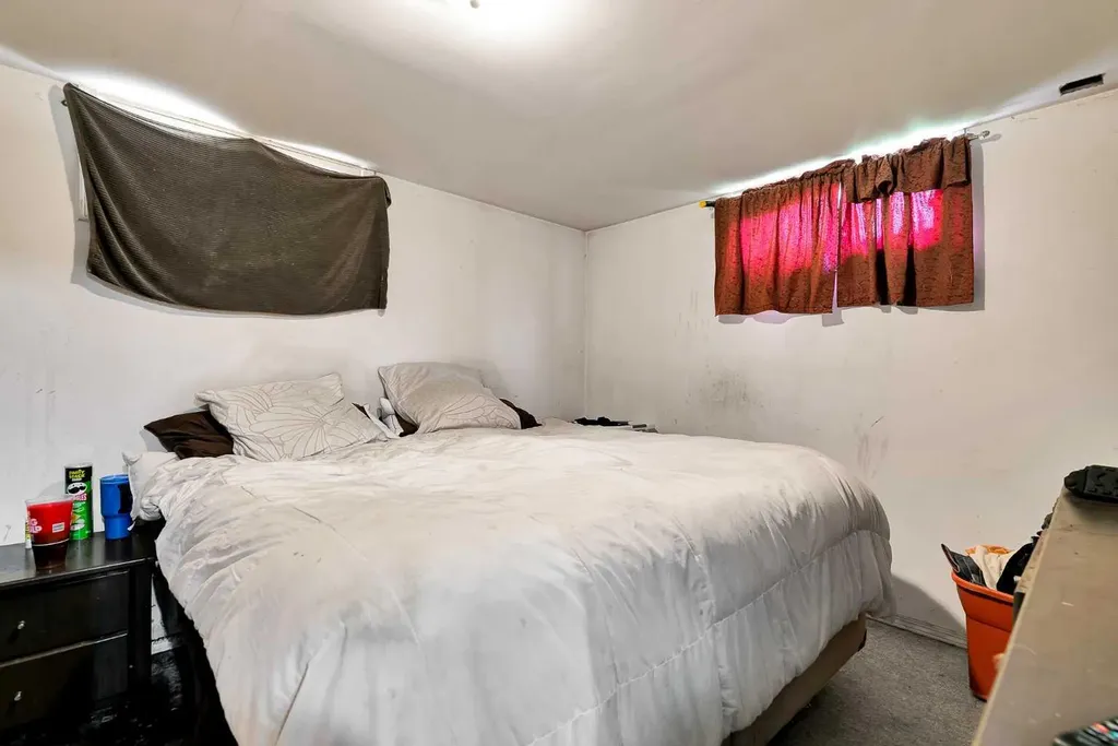 6 Tipton Place NW Calgary AB T2K 3L5