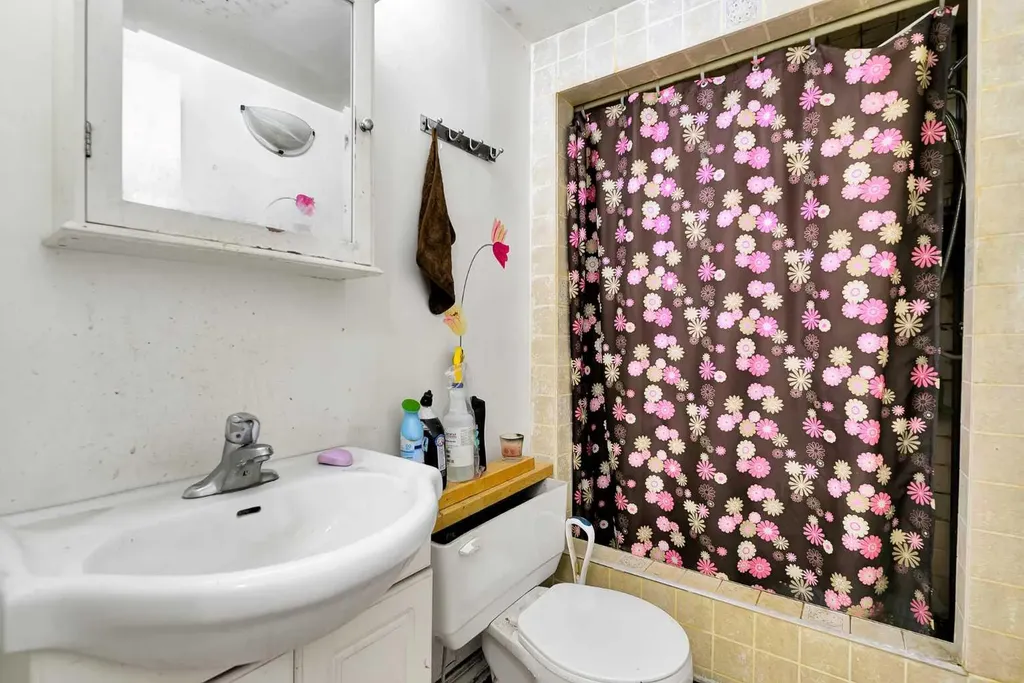 6 Tipton Place NW Calgary AB T2K 3L5