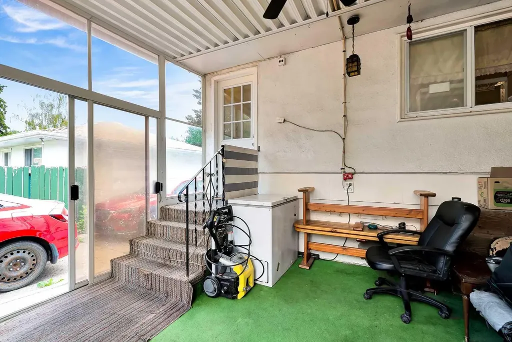 6 Tipton Place NW Calgary AB T2K 3L5