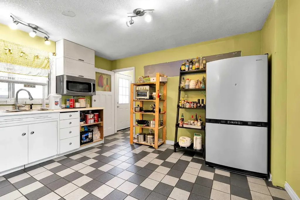 6 Tipton Place NW Calgary AB T2K 3L5