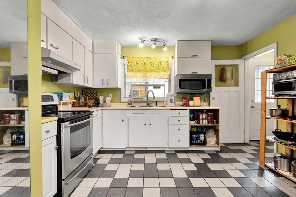 6 Tipton Place NW Calgary AB T2K 3L5