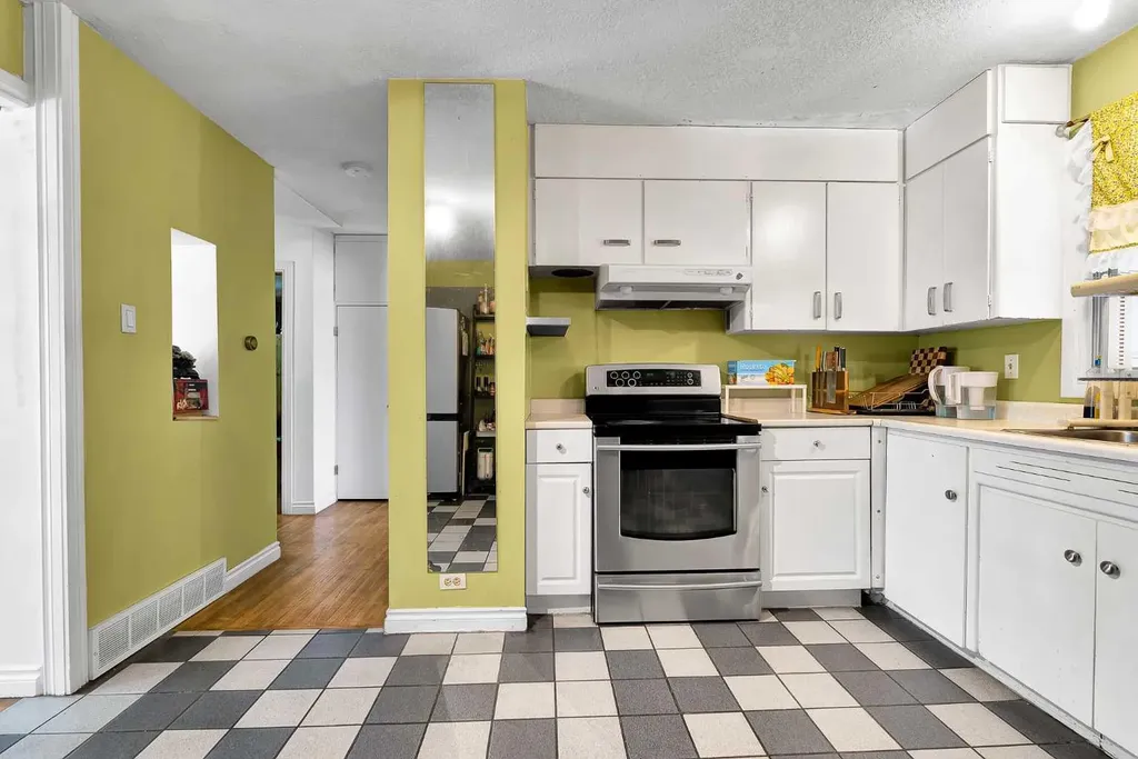6 Tipton Place NW Calgary AB T2K 3L5