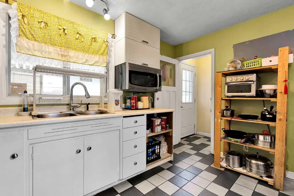 6 Tipton Place NW Calgary AB T2K 3L5