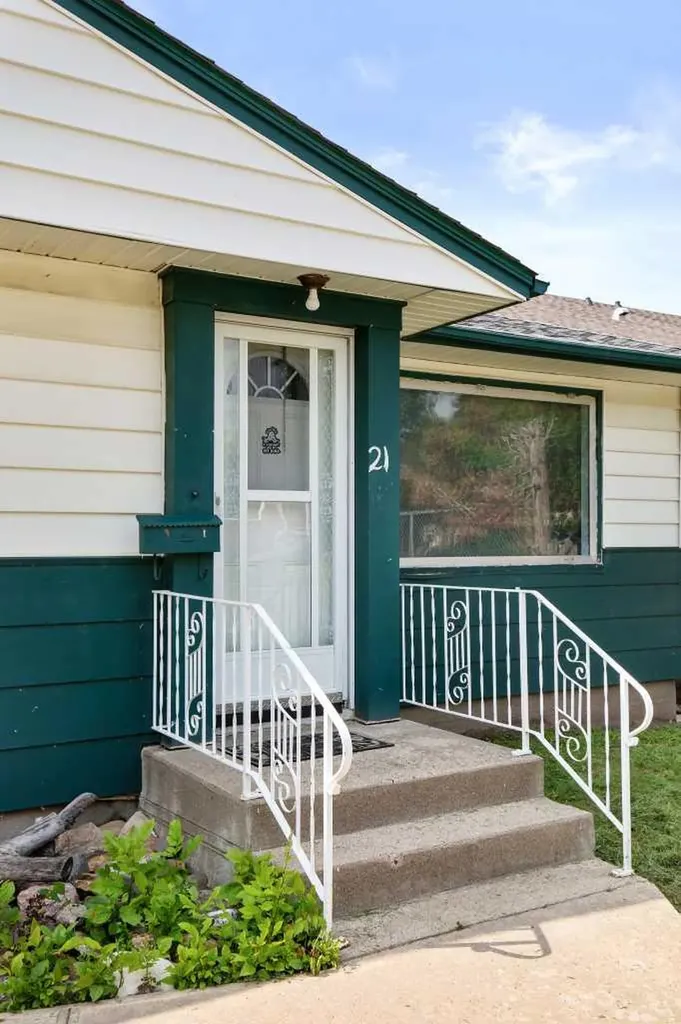 21 5 Street SW Medicine Hat AB T1A 4G3